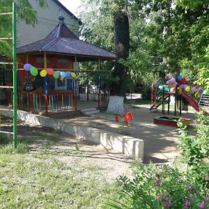 Terenul aferent/adiacent al IET nr.128 este îngrijit regulat, salubrizat și igienizat! 